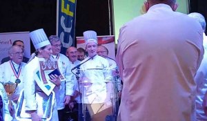 Mickaël Desmazures, gagnant de l'édition 2022 de l'Assiette Gourm'Hand, prend la parole pour remercier ses proches.