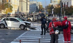 Des véhicules détruits à Kiev après une vague de bombardements