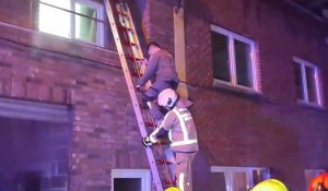 Les pompiers sont intervenus pour venir en aide à un malheureux mécanicien, qui s'était réfugié sur le toit dans la rue Jules Houssière à Dampremy