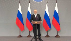 Poutine donne une conférence de presse lors de sa visite au Kazakhstan