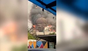 Jakarta. L'immense dôme d'une mosquée s'effondre sous les flammes