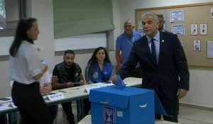 Législatives/Israël: le centriste Yaïr Lapid vote à Tel-Aviv