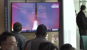 Les habitants de Séoul regardent les informations à propos des tirs de missiles du Nord