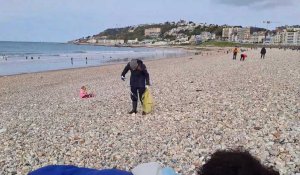 Aminata Sall, salariée du HAC, participe au nettoyage de la plage du Havre