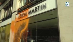 Des militants écologistes de Just Stop Oil aspergent une concession Aston Martin à Londres