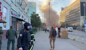 Ukraine: de la fumée s'élève d'un immeuble après une "attaque de drone" sur le centre de Kiev