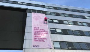 Une grande banderole Octobre rose déployée sur la façade de l'hôpital de Valenciennes