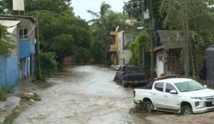 L'ouragan Roslyn frappe la côte ouest du Mexique: rues inondées à Sayulita