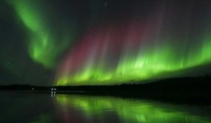 Des aurores boréales colorent le ciel en Finlande