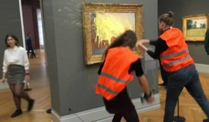 Un tableau de Monet aspergé de purée par des activistes