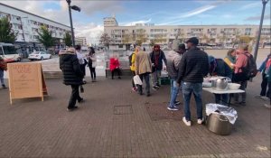 Mardi 25 octobre, Utopia 56 et Calais Food Collective ont improvisé une distribution de nourriture aux réfugiés sur la place d’Armes à Calais
