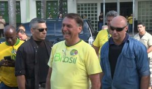 Le président brésilien Bolsonaro quitte le bureau de vote après avoir voté