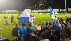 Communion entre les joueurs d'Éperlecques et leurs supporters à la fin du match