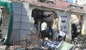 Somalie : des personnes déblayent les décombres après un double attentat