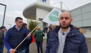 Manifestation d'éleveurs de poules pondeuses à Barentin, devant le magasin Carrefour