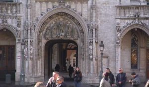 A Bruxelles, l'hôtel de ville intrigue les touristes par son asymétrie
