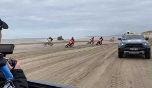 Enduro : le convoi et le départ des motos sur la plage