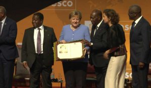 Angela Merkel reçoit en Côte d'Ivoire un prix de l'Unesco pour la paix