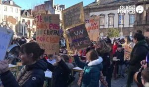 VIDÉO. Contre des suppressions de postes dans les écoles du pays de Morlaix, ces parents font classe dans la rue