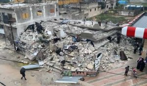Syrie: les sauveteurs recherchent des survivants sous les décombres à Idlib