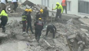 Des secouristes en quête de survivants à Diyarbakir suite aux séismes