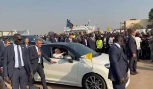 Soudan du Sud: le pape François quitte l'aéroport de Juba en voiture
