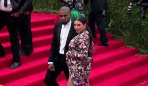 Khloe Kardashian parle du bébé de Kim Kardashian et Kanye West sur Twitter