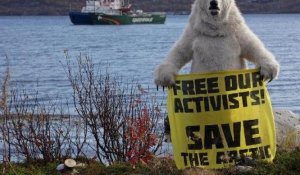 Trente militants de Greenpeace inculpés de "piraterie" par la justice russe