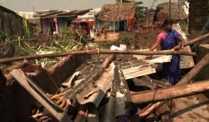 Inde: les déplacés du cyclone retrouvent leurs maisons dévastées