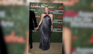 Gwen Stefani se glisse dans une robe à franges pour un gala de stars
