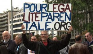 Paris: des pères manifestent pour l'égalité parentale