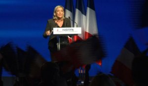 Syrie : Marine Le Pen raille le "belliciste Hollande"