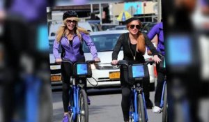 Lindsay et Dina Lohan font du vélo à New York
