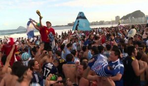 Mondial: une marée de supporters argentins à Copacabana