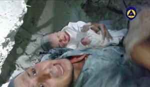 Syrie: un bébé de deux mois sauvé des décombres à Alep