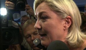 Le Pen: si Valls est un "homme d'honneur", il doit démissionner