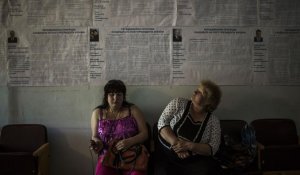 Les Ukrainiens aux urnes, peu de bureaux de vote ouverts dans l'est