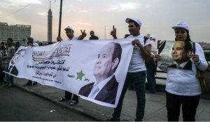 Égypte : le retour annoncé de l'armée au pouvoir, une question qui divise