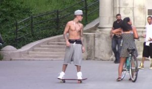Justin Bieber fait du skate sans t-shirt à New York