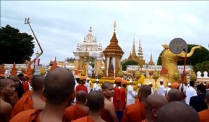 Cambodge: procession pour le transfert des cendres de Sihanouk