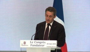 Sarkozy accuse la gauche de "trahir" la République, Juppé hué