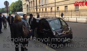 Ségolène Royal monte dans sa voiture électrique Heuliez
