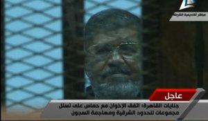 Egypte: prison à vie pour l'ex-président Morsi pour "espionnage"