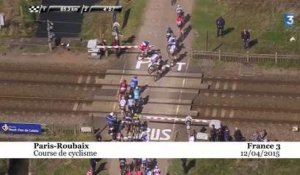 Paris-Roubaix : le peloton traverse un passage à niveau fermé, la SNCF porte plainte