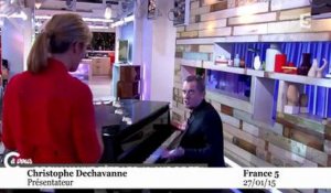 Christophe Dechavanne joue au piano pour "C à vous"