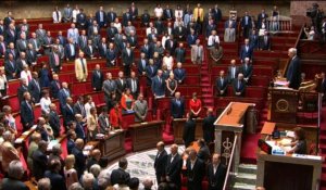 Attentat en Isère: hommage à l'Assemblée, Valls prêt à agir