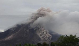 Indonésie: le volcan Sinabung en éruption