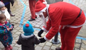 Le père Noël dans les rues de Châteaulin