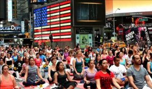 New York: des milliers de fans de yoga sur Times Square