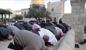 Des milliers de musulmans de tous âges prient à Al-Aqsa
